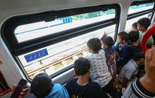 FOTO: Keseruan Anak-Anak Berkeliling Jakarta Naik LRT Saat Libur Sekolah