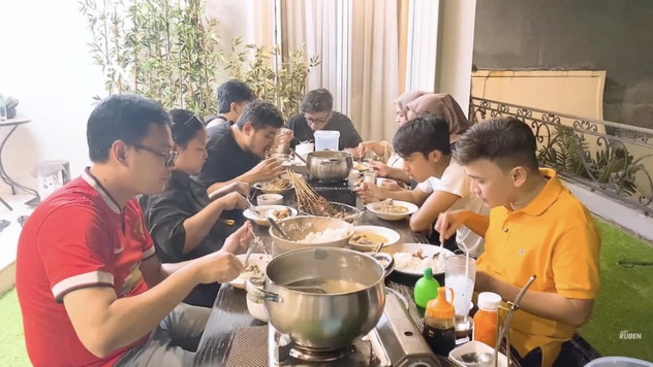 Nyaman dan Estetik, 6 Foto Balkon Rumah Ruben Onsu Jadi Spot Favorit Kumpul Keluarga
