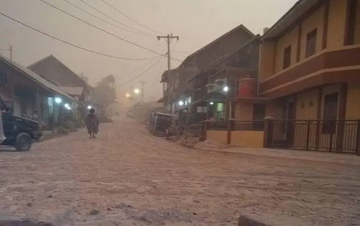 Suasana gelap sebuah desa di Kabupaten Karo pasca-erupsi Gunung Sinabung. (Istimewa)