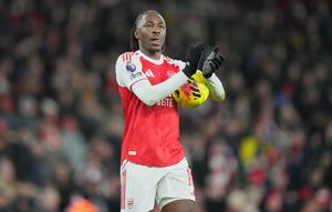 Pemain Arsenal, Eberechi Eze, berjalan meninggalkan lapangan usai pertandingan Liga Premier melawan Tottenham di London, Minggu, 23 November 2025. (AP Photo/Frank Augstein)