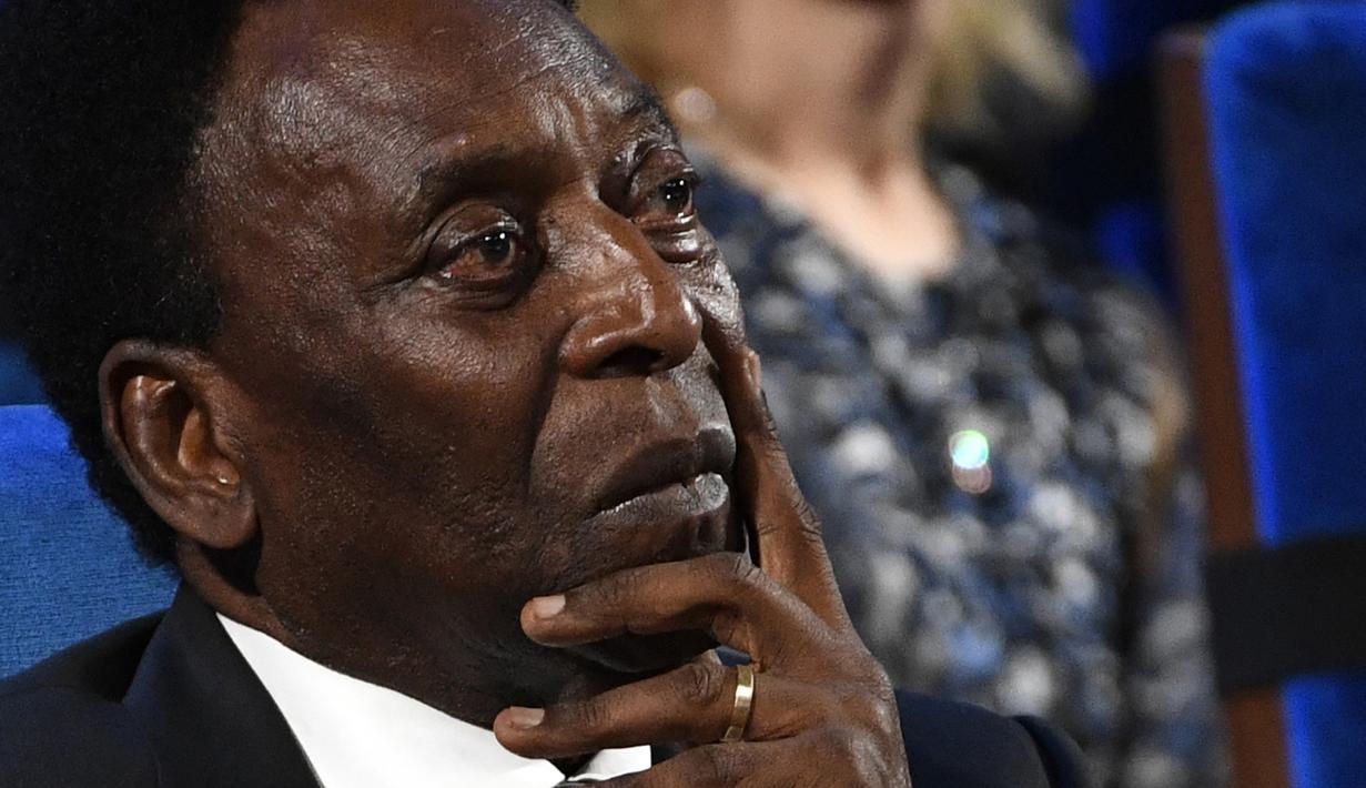 Legenda sepak bola dunia asal Brasil, Pele serius menyimak hasil undian Piala Dunia 2018 di State Kremlin Palace, Moscow, (1/12/2017). Piala Dunia 2018 berlangsung sejak 14 Juni hingga 15 Juli 2018 di Rusia. (AFP/Alexander Nemenov)