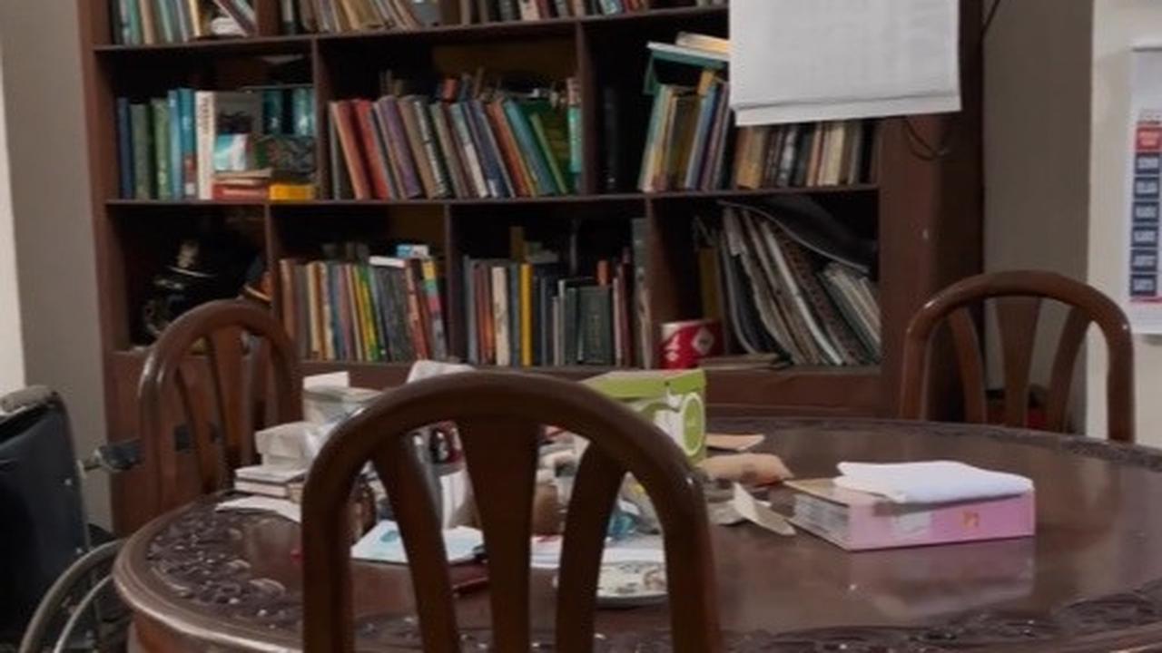 Di sudut lain terdapat sebuah rak buku dari kayu dan satu set meja baca berbentuk bulat. Jika dilihat dari bentuknya, perabot rumah ini masih mempertahankan kekhasan tahun 80-an.