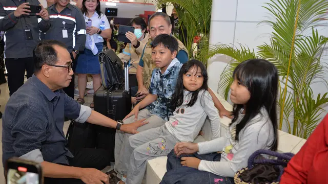 Menteri Perhubungan Budi Karya Sumadi meninjau Stasiun Kereta Cepat Whoosh Halim di Jakarta, Minggu (19/11/2023). (Dok Kemenhub)
