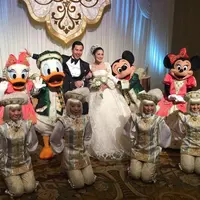 Sandra Dewi dan Harvey Moeis menggelar resepsi pernikahan di Disneyland Jepang berhasil membuat semua orang iri. Usai berkeliling dengan mobil tua, digelar juga acara makan siang bersama tamu undangan. (Facebook/Ary Bakri)