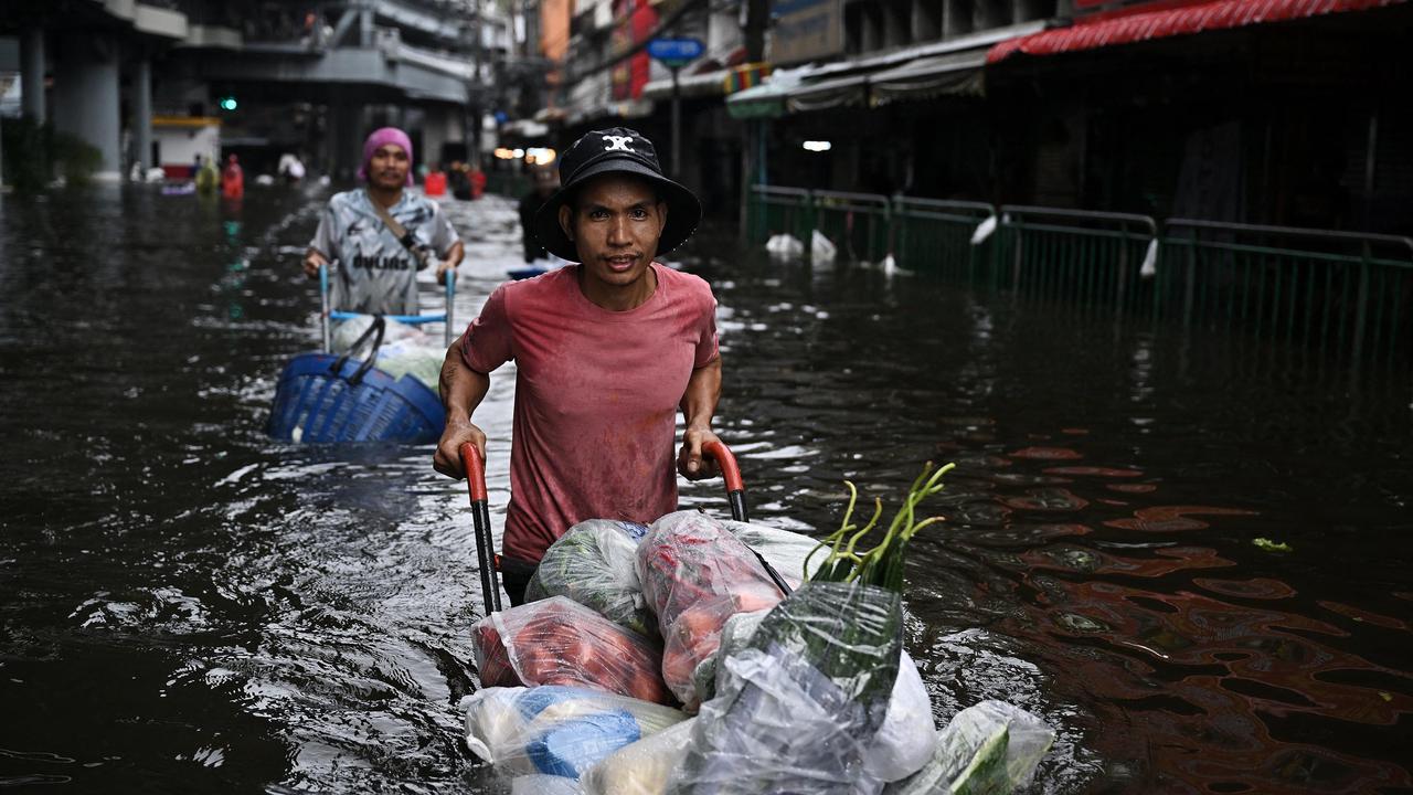 Banjir Parah Rendam Bangkok Warga Berjualan di Tengah Genangan