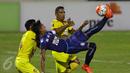 Kapten tim Arema FC, Johan Ahmat Farizi melakukan tendangan salto saat laga 8 besar Piala Presiden 2017 melawan Sriwijaya FC di Stadion Manahan, Solo, Minggu (26/2). Arema melaju ke semifinal setelah unggul 1-0. (Liputan6.com/Helmi Fithriansyah) 