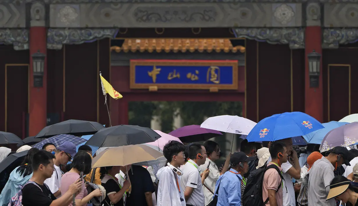 <p>China memiliki sistem peringatan cuaca empat tingkat, dengan merah yang paling parah, diikuti oleh oranye, kuning, dan biru. (AP Photo/Andy Wong)</p>