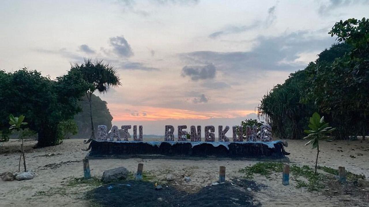 11. Pantai Batu Bengkung: Panorama Pantai yang Memesona