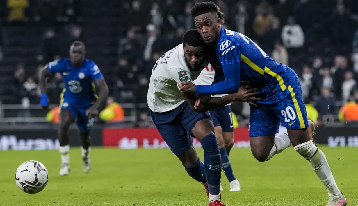 Penyerang Chelsea, Callum Hudson-Odoi berebut bola dengan pemain Tottenham, Japhet Tanganga pada leg kedua semifinal Piala Liga Inggris di Stadion Tottenham Hotspur di London, Kamis (13/1/2022). ini merupakan kali kesembilan The Blues ke final Piala Liga atau Carabao Cup. (AP Photo/Alastair Grant)