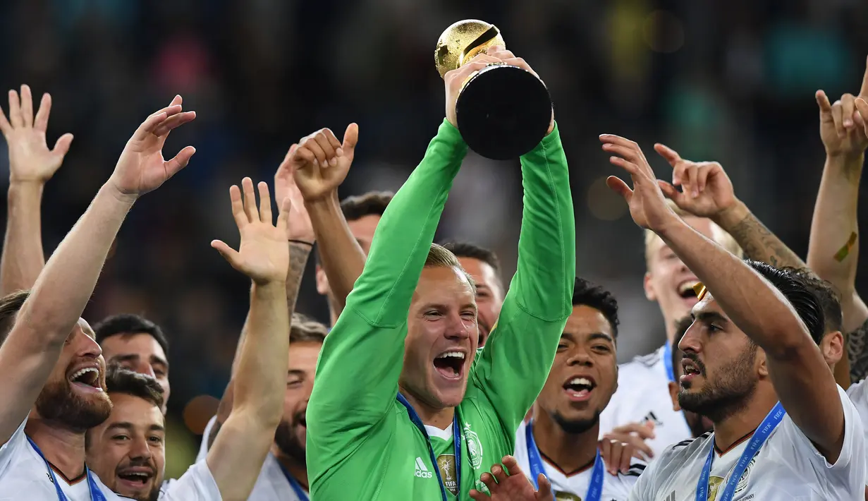 Kiper Jerman Marc-Andre Ter Stegen mengangkat trofi saat merayakan kemenanganya usai final Piala Konfederasi 2017 di Stadion Saint Petersburg, Rusia (2/7). (AFP Photo/Franck Fife)
