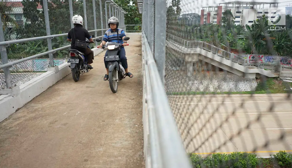 Pengendara sepeda motor melintasi JPO yang melintang di atas Tol Cijago Seksi II di Depok, Jawa Barat, Rabu (15/5). Meskipun berbahaya, namun curamnya akses JPO tidak menjadi penghalang bagi sebagian pemotor untuk menyeberang agar dapat memersingkat waktu tempuh. (Liputan6.com/immanuel Antonius)
