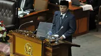 Ketua DPR Ade Komaruddin menyampaikan pidato pada Rapat Paripurna ke-23 DPR masa persidangan IV tahun sidang 2015-2016 di Kompleks Parlemen, Senayan, Jakarta, Rabu (6/3). Rapat paripurna ini dihadiri 323 dari 555 anggota dewan. (Liputan6.com/Johan Tallo)