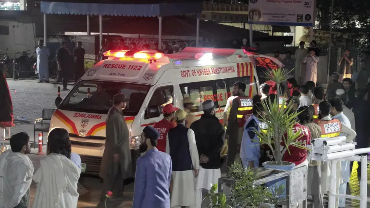 Penyelamat menurunkan korban gempa dari ambulans di sebuah rumah sakit di Saidu Sharif, Pakistan, Selasa, 21 Maret 2023. Gempa M 6,5 guncang sebagian besar Pakistan dan Afghanistan. (AP/Naveed Ali)