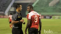 Pemain Madura United, Greg Nwokolo, melakukan protes kepada wasit saat melawan Pusamania Borneo FC pada babak delapan besar Piala Presiden 2017 di Stadion Manahan, Solo. Jumat (25/2/2017). (Bola.com/Nicklas Hanoatubun)