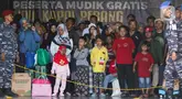 Sejumlah pemudik bersiap turun dari KRI Banda Aceh-593 setibanya di Dermaga Komando Lintas Laut Militer (Kolinlamil), Tanjung Priok, Jakarta, Senin (15/4/2024). (Liputan6.com/Herman Zakharia)