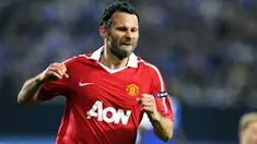Kegembiraan gelandang MU Ryan Giggs usai menjebol gawang Schalke 04 di leg pertama semifinal Liga Champions yang berlangsung di Veltins-Arena, Gelsenkirchen, 26 April 2011. MU unggul 2-0. AFP PHOTO / PATRIK STOLLARZ