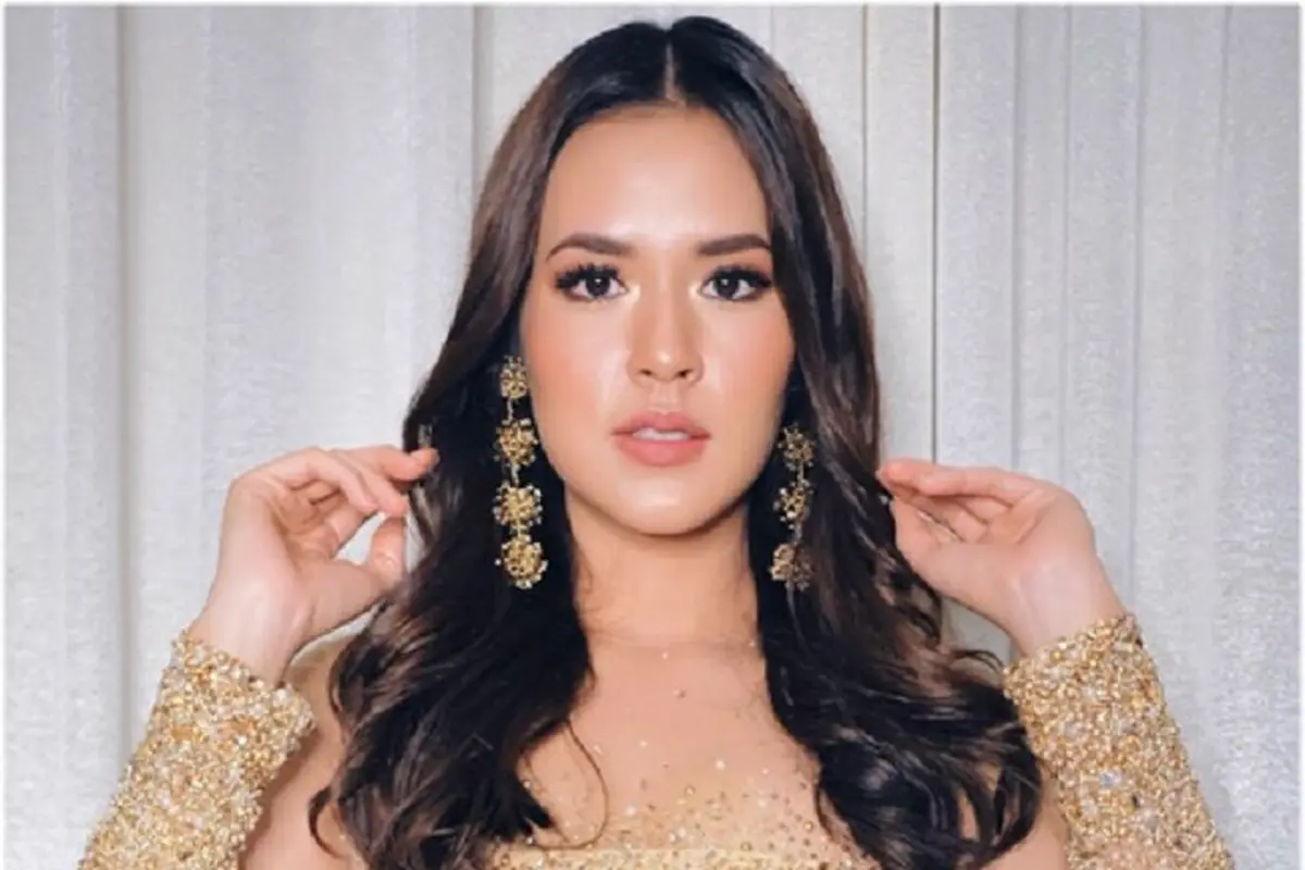[Bintang] Dengan Makeup Palette Bernuansa Emas Ini, Raisa Tampak Seperti Boneka Bollywood