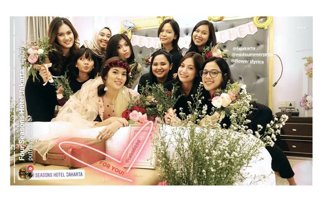 Kejutan bridal shower dari sahabat untuk Raisa. [foto: instagram/herlindapikacu]