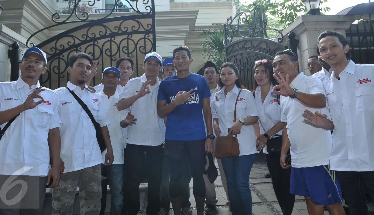 Calon wakil gubernur nomor urut 3, Sandiaga Uno berfoto bersama para relawannya setelah lari pagi mengelilingi tempat pemungutan suara (TPS) di sekitar rumahnya di Selong, Kebayoran Baru, Jakarta, Rabu (19/4). (Liputan6.com/Helmi Afandi)