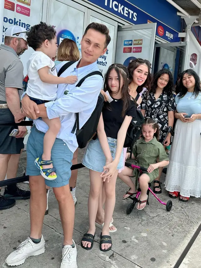 Ussy Sulistiawaty bersama keluarga liburan (Instagram/ussypratama)