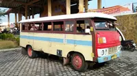 Bas Kayu merupakan bus yang dibuat dari besi dan kayu. Kini bas kayu dimanfaatkan untuk transportasi pariwisata di Karimun.
