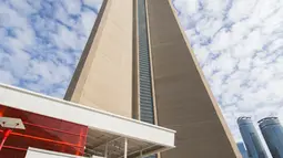 Orang-orang yang memakai masker berjalan melewati pintu masuk CN Tower di Toronto, Kanada, pada 3 Oktober 2020. CN Tower kembali ditutup untuk umum pada Sabtu (3/10) di tengah melonjaknya kasus COVID-19. (Xinhua/Zou Zheng)