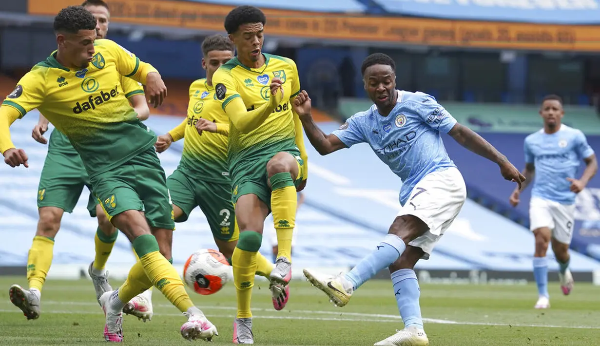 Pemain Manchester City, Raheem Sterling, melepaskan tendangan ke gawang Norwich City pada laga Premier League di Stadion Etihad, Minggu (26/7/2020). Manchester City menang dengan skor 5-0. (AP Photo/Dave Thompson, Pool)