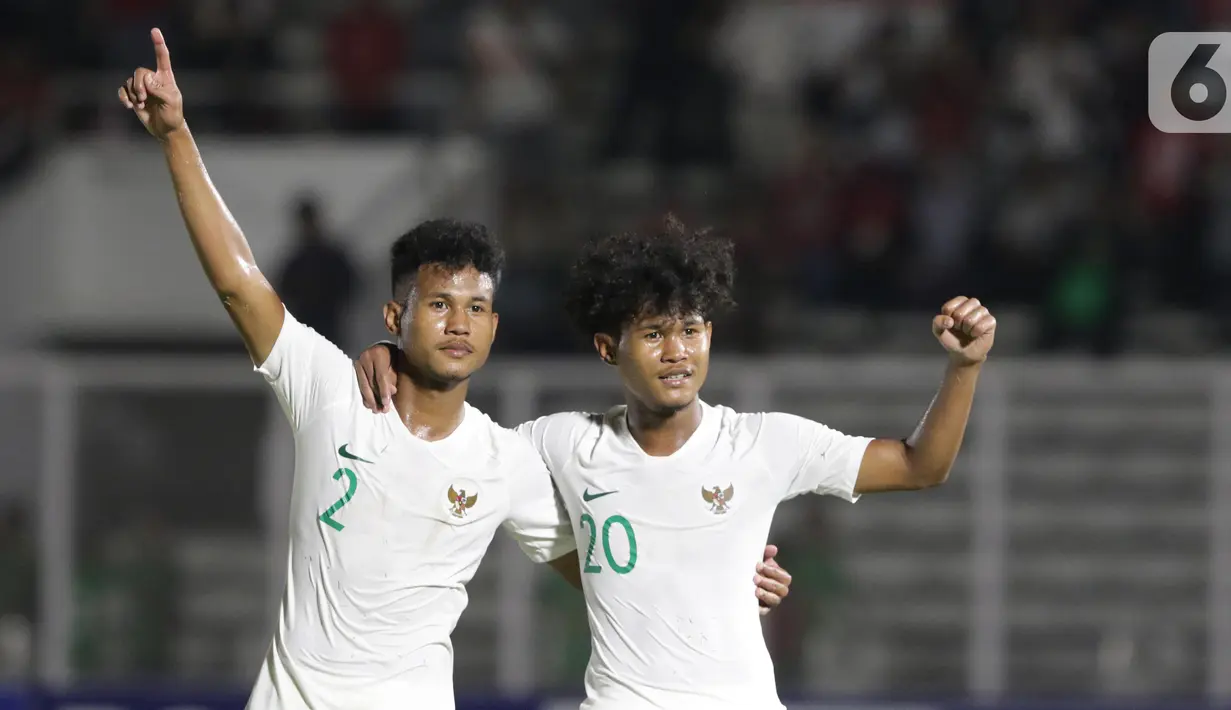 Pemain Timnas Indonesia U-19, Amiruddin Bagus Alfikri (kanan) bersama Amiruddin Bagas Arrizqi merayakan kemenangan atas Hong Kong pada laga kualifikasi Grup K Piala AFC U-19 2020 di Stadion Madya Gelora Bung Karno, Jakarta, Jumat (8/11/2019). Indonesia unggul 4-0. (Liputan6.com/Helmi Fithriansyah)