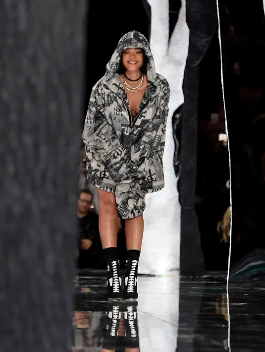 Saat menggelar konser di Copenhagen,Denmark, (7/7/16), Rihanna yang tengah menunjukan aksi panggungnya tiba-tiba sontak kaget ketika dirinya menerima hadiah super unik dari penggemarnya. (AFP/Bintang.com)