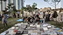 Suasana kegiatan Perpustakaan Keliling di kawasan Kampung Melayu, Jakarta, Minggu (16/8/2020). Perpustakaan Keliling menyajikan berbagai buku bacaan yang dapat dimiliki secara gratis oleh anak-anak. (merdeka.com/Iqbal S. Nugroho)