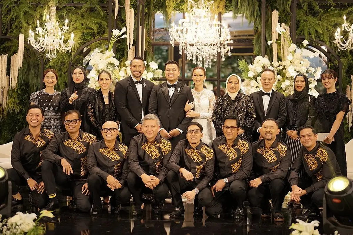 Gaya khas Bapak-Bapak Kondangan dari The Prediksi di Pernikahan Anak Tora Sudiro dengan Seragam Baru, Motif Batiknya Langka!