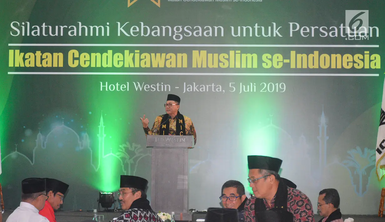 Ketua MPR Zulkifli Hasan memberikan sambutan pada acara Halalbihalal ICMI bertajuk Rekonsiliasi untuk Bangsa di Jakarta, Jumat (5/6/2019). ICMI mengajak seluruh elemen masyarakat untuk kembali bersatu dan melupakan perbedaan pilihan politik saat kontestasi Pilpres. (Liputan6.com/HO/Job)