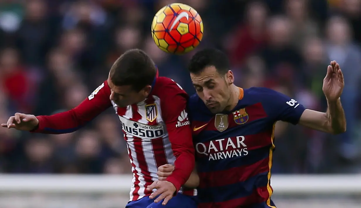Pemain barcelona. Sergio Busquets, berebut bola dengan penyerang Atletico Madrid, Antoine Griezmann. Kemenangan ini merupakan yang ke-16 kali bagi Barca. (Reuters/Albert Gea)