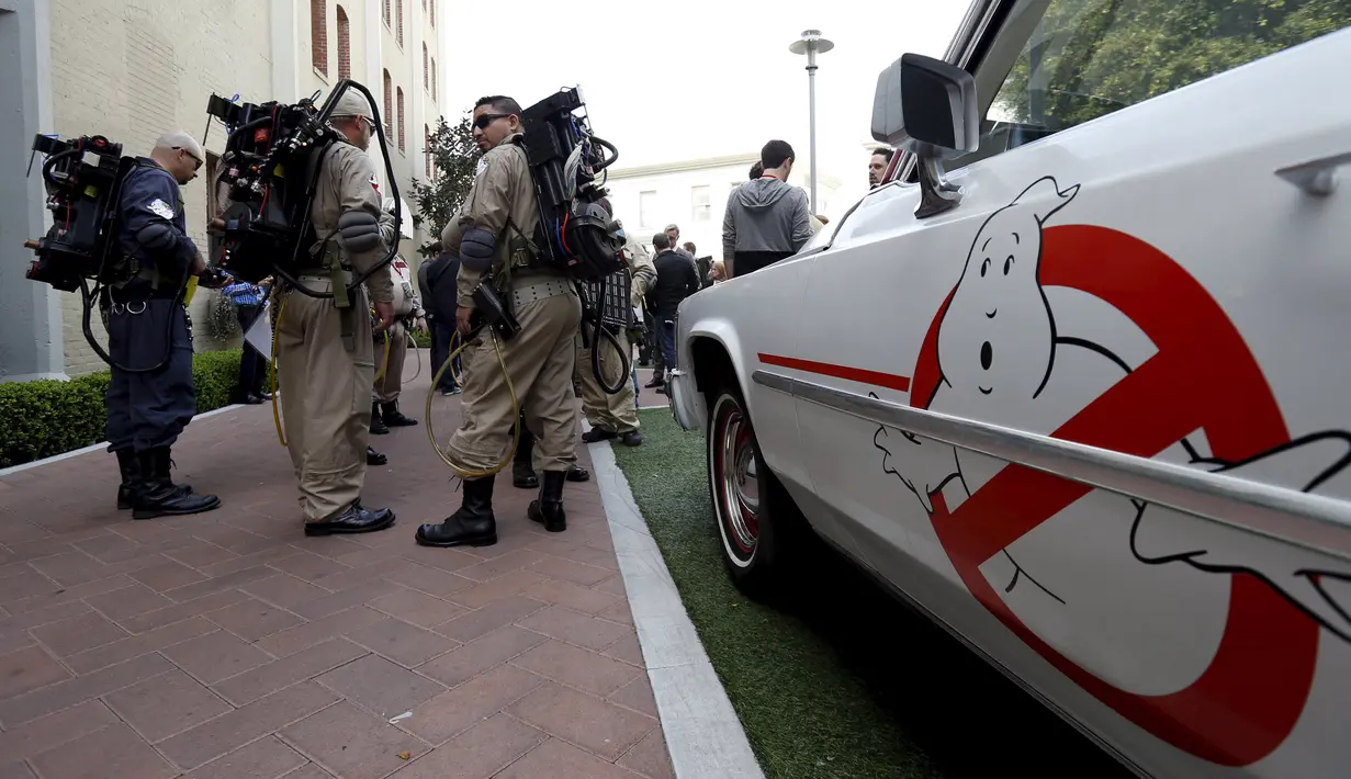 Sejumlah orang mengenakan kostum Ghostbusters berkumpul dekat kendaraan Ecto - 1 di Sony Studios, Culver City, California, (2/3). Para penggemar film " Ghostbusters " dikumpulkan untuk melakukan foto bersama. (REUTERS / Mario Anzuoni)