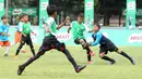 Anak-anak bertanding sepak bola pada babak 16 Besar MILO Football Championship Jakarta 2019 di Lapangan Banteng, Jakarta, Sabtu (2/3). Memasuki tahun kelima lebih dari 10.000  siswa dari 640 tim ikuti ajang berbakat. (Liputan6.com/Pool/Image Dynamics)