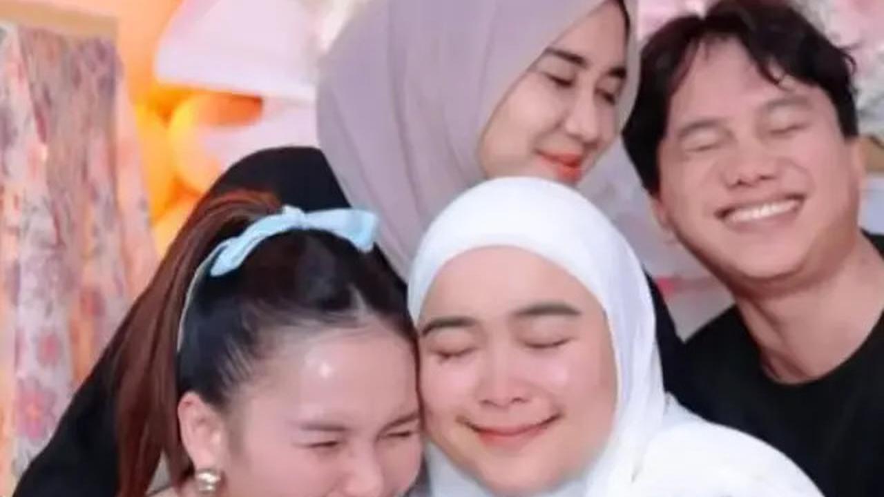 Potret Cantik  Natural Ayu Ting-Ting di Ultah Assyifa, Dikira KPop Idol dengan Wajah Nyaris Tanpa Makeup