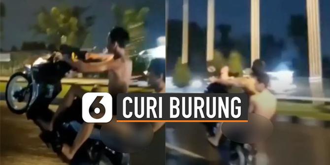 VIDEO: Aksi Dua Remaja Pakai Celana Dalam Jumping Motor di Jalanan