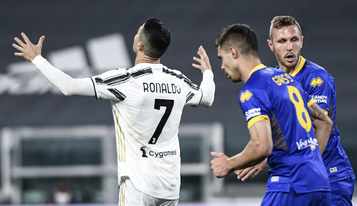 Pemain Juventus Cristiano Ronaldo (kiri) bereaksi setelah gagal mencetak gol ke gawang Parma pada pertandingan Serie A di Stadion Allianz Turin, Italia, Rabu (21/4/2021). Juventus menang 3-1. (Piero Cruciatti/LaPresse via AP)