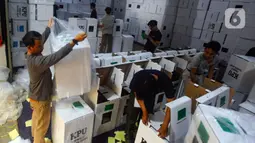 Nantinya, logistik Pemilu akan didistribusikan ke Panitia Pemilihan Kecamatan (PPK) untuk disebar ke 3.824 tempat pemungutan suara (TPS) se-Kota Tangerang Selatan yang akan digunakan pada 14 Februari 2024. (merdeka.com/Arie Basuki)