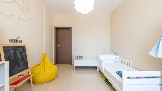 Model Kamar Tidur Minimalis Ukuran Kecil untuk 2 Kasur. Tata Kamar Berbentuk L: Ciptakan Dua Area Pribadi yang Berbeda