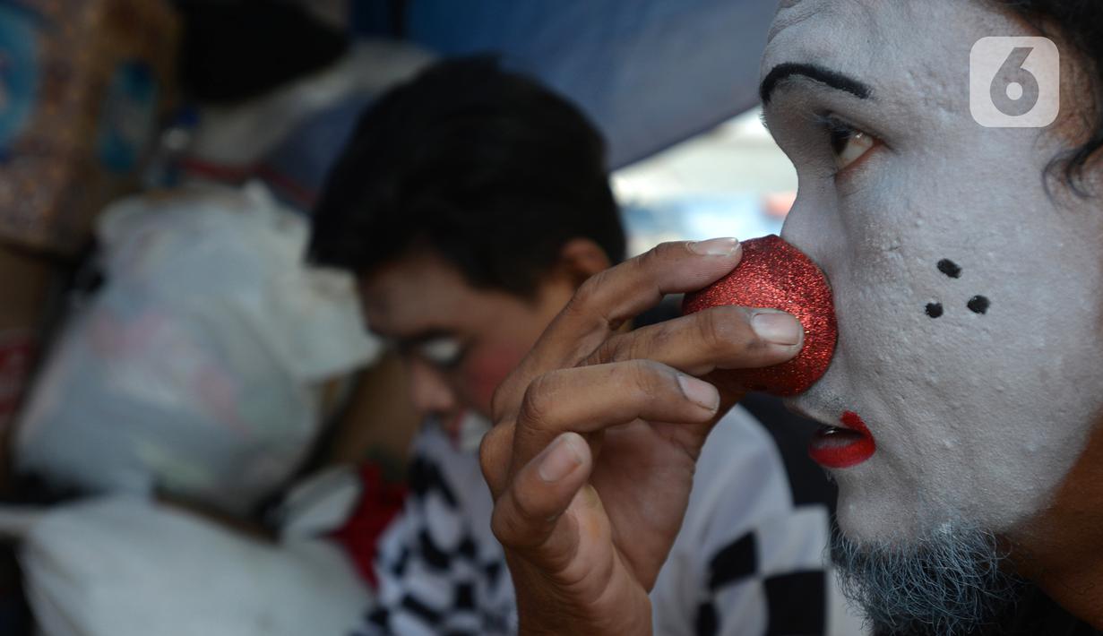 Badut komunitas Aku Badut Indonesia bersiap menghibur anak-anak di pengungsian korban kebakaran di Jalan Kemang Utara IX, Jakarta Selatan, Rabu (18/8/2021). Trauma healing diberikan para badut sebagai bentuk kepedulian terhadap anak-anak yang menjadi korban kebakaran. (merdeka.com/Imam Buhori)