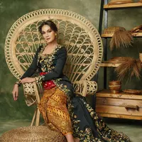 Penampilan luar biasa Luna Maya terlihat mengenakan kebaya. [Foto: Instagram/doleytobing]