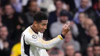 Gelandang Real Madrid Jude Bellingham berselebrasi setelah mencetak gol kedua timnya ke gawang Napoli pada matchday 5 Grup C Liga Champions 2023/2024 di Santiago Bernabeu, Kamis (30/11/2023) WIB. (AP Photo/Manu Fernandez)