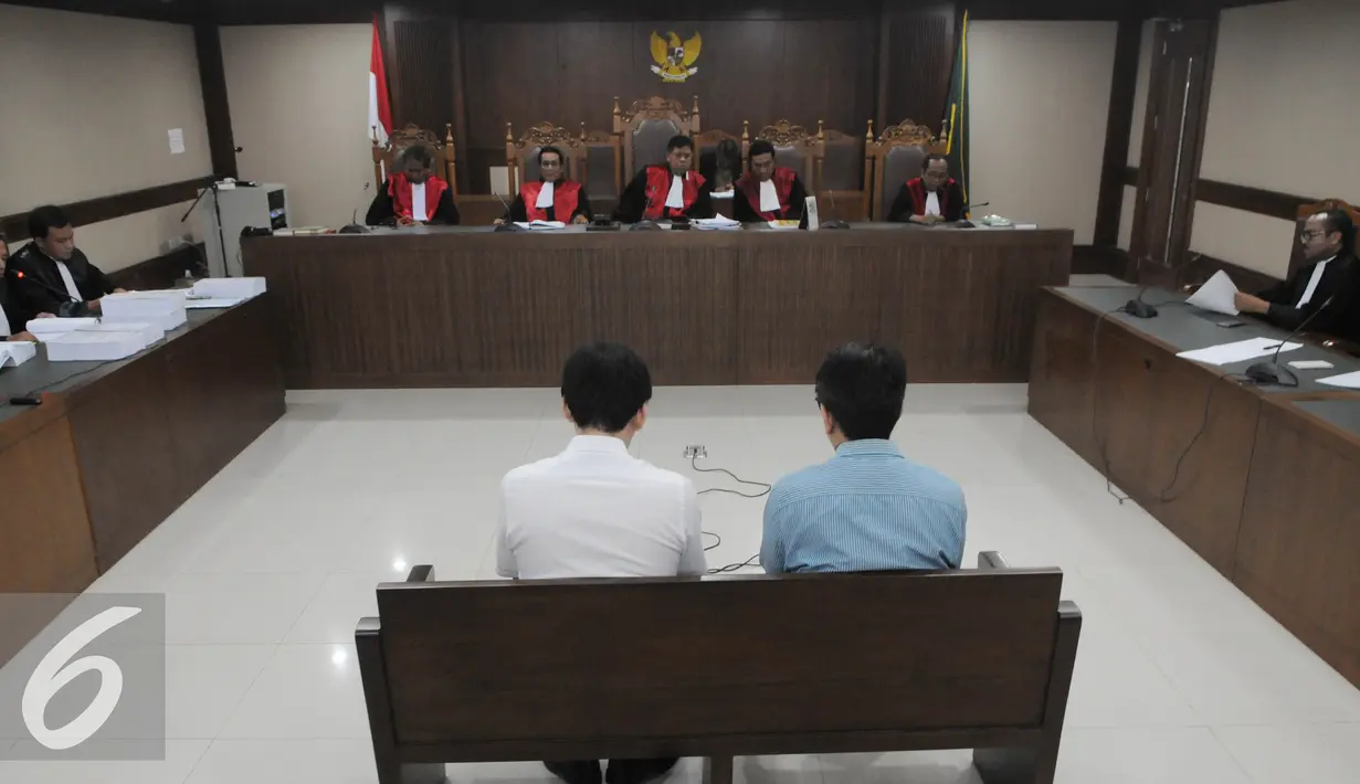 Dua terdakwa kasus suap pembahasan dua raperda reklamasi pantai utara Jakarta saat mengikuti sidang pembacaan tuntutan oleh jaksa di Pengadilan Tipikor Jakarta Pusat, Rabu (10/8). (Liputan6.com/Helmi Afandi)