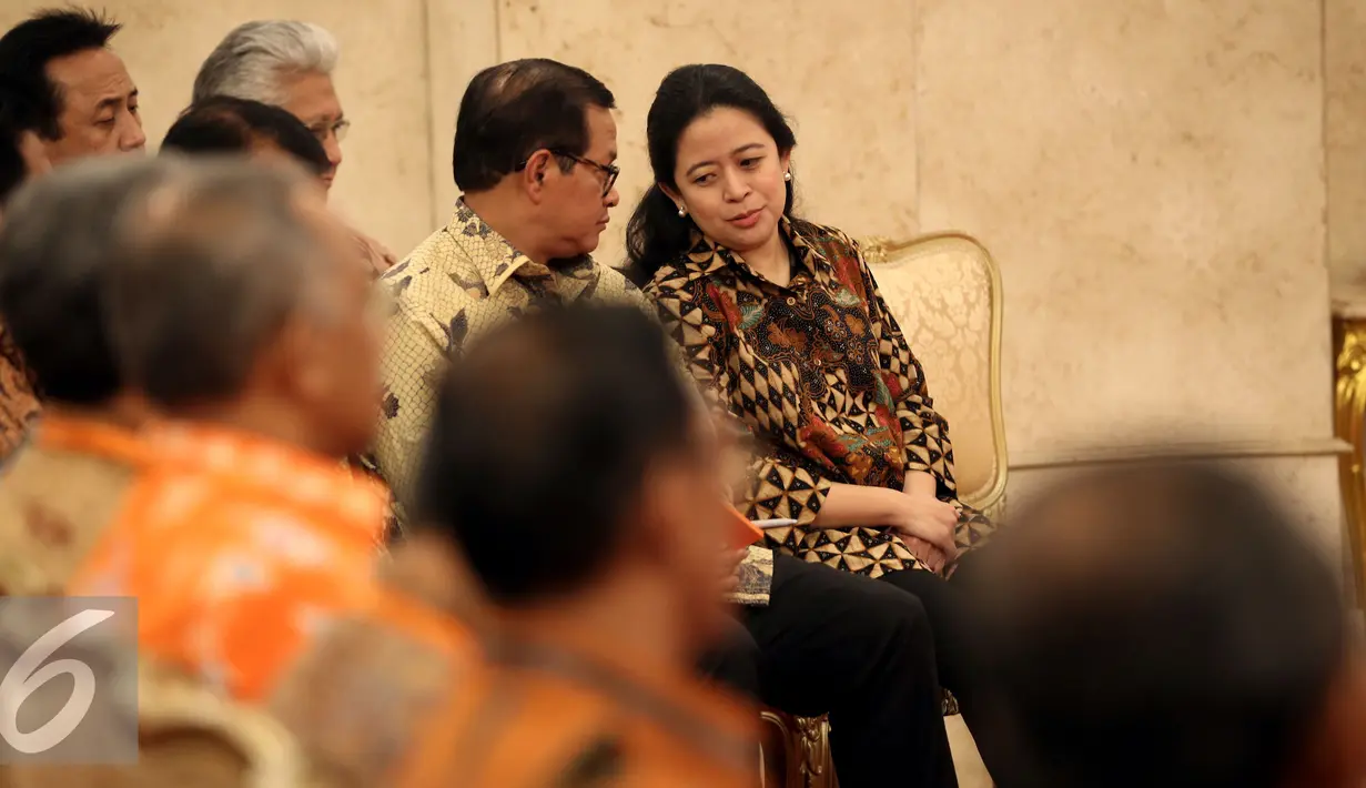 Menteri PMK, Puan Maharani berbincang dengan Sekretaris Kabinet Pramono Anung saat menghadiri peresmian Pencanangan Sensus Ekonomi (SE) 2016 dan pembukaan rapat koordinasi teknis SE 2016 di Jakarta, Selasa (26/4). (Liputan6.com/Faizal Fanani)
