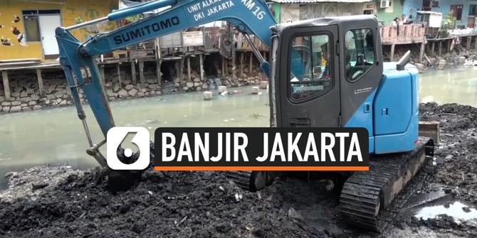 VIDEO: Antisipasi Banjir Jakarta, Petugas Keruk Kali Sentiong