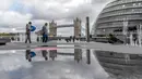 Orang-orang berjalan di depan Tower Bridge, London, Inggris, pada 6 Oktober 2020. Inggris melaporkan 14.542 kasus terkonfirmasi baru COVID-19, menambah total infeksi di negara itu menjadi 530.113, menurut data resmi yang dirilis pada Selasa (6/10). (Xinhua/Han Yan)