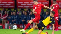Penyerang Bayern Munchen, Robert Lewandowski, akan menjadi ancaman saat bersua Borussia Dortmund di Signal Iduna Park, pada laga pekan ke-28 Bundesliga Jerman, Selasa (26/5/2020). (AFP/Guido Kirchner / dpa)