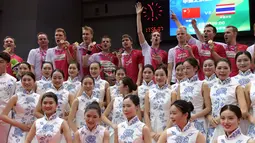 Tim Thomas Denmark berpose dengan sejumlah wanita usai keluar sebagai juara Piala Thomas, China, Minggu (22/5). Di partai puncak Denmark sukses mengalahkan Indonesia dengan skor tipis 3-2. (AFP Photo/Johannes Eisele)