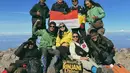 febby Rastanti berpose dengan teman-teman pendakinya di puncak Gunung Rinjani.  (Foto: Instagram/ febbyrastanty)